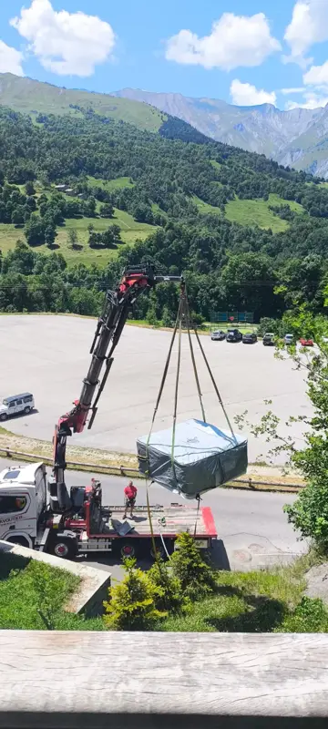 Grutage d'un spa avec vue sur les massifs montagneux