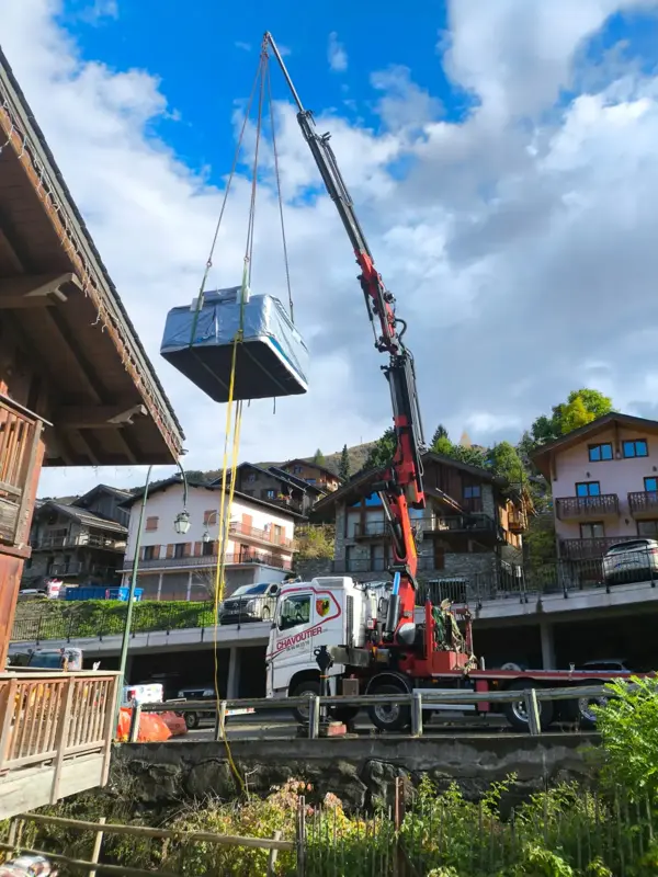 Grutage d'un spa dans un village de montagne