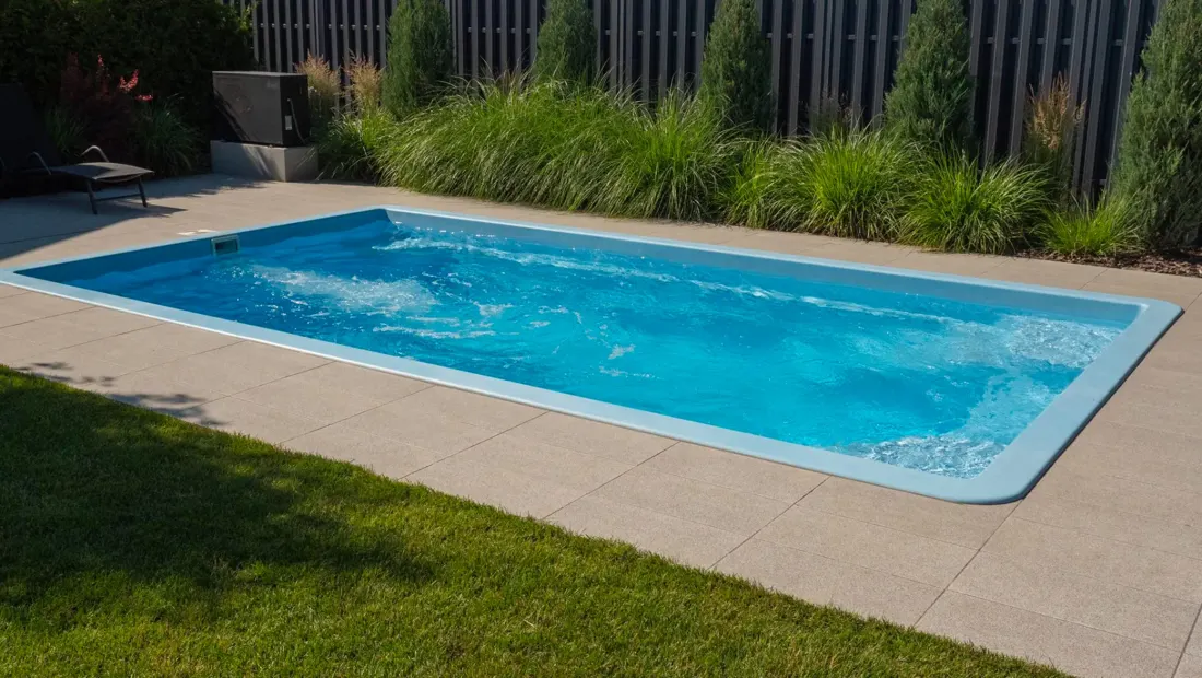 Piscine coque installée sous véranda