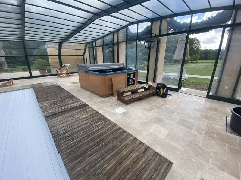 Piscine intérieure sous véranda