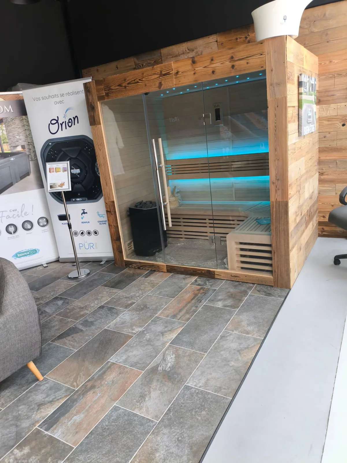 Sauna en exposition avec éclairage bleu