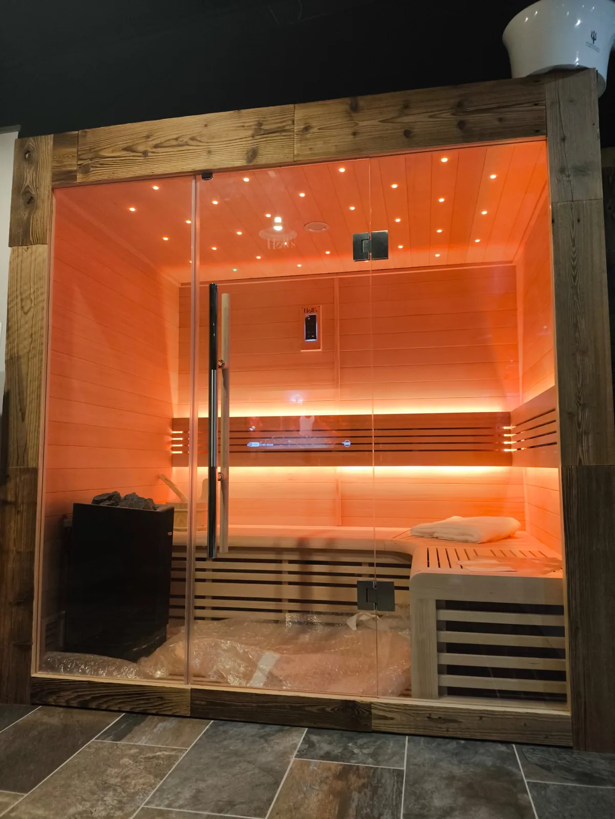 Sauna en exposition avec éclairage orange