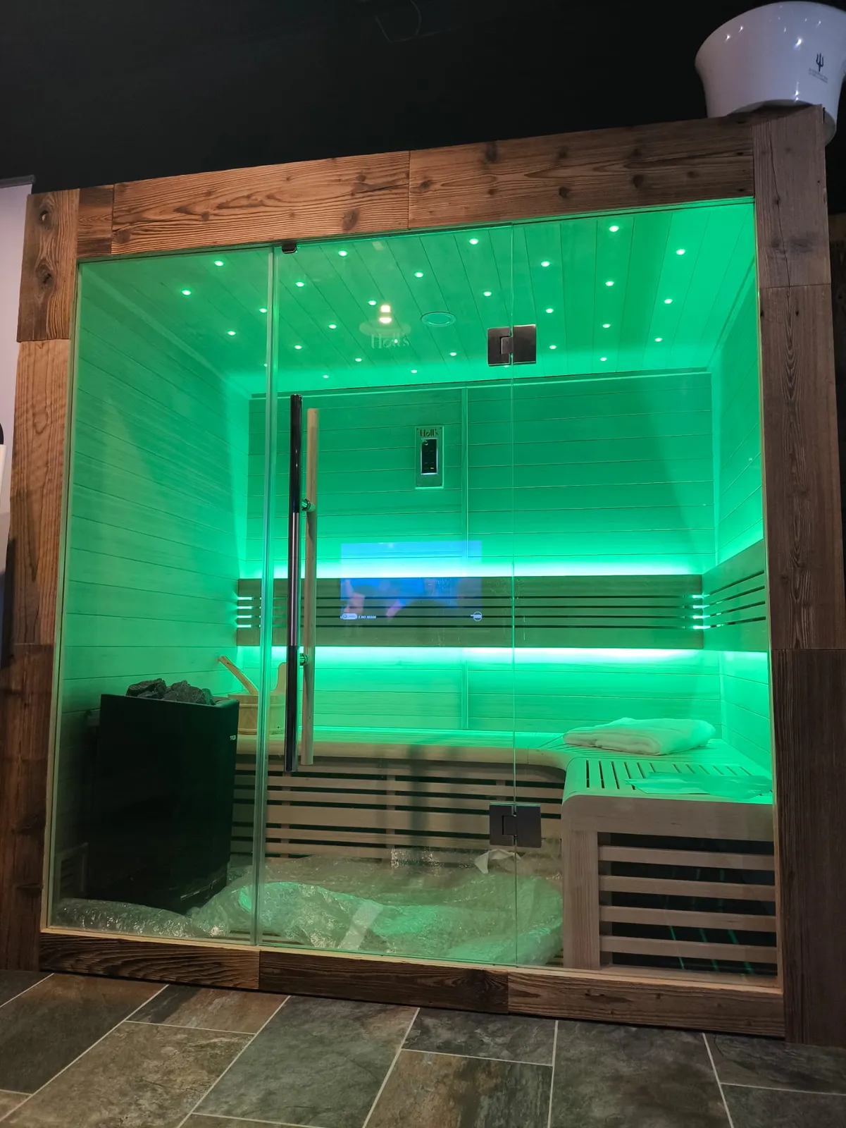 Sauna en exposition avec éclairage vert