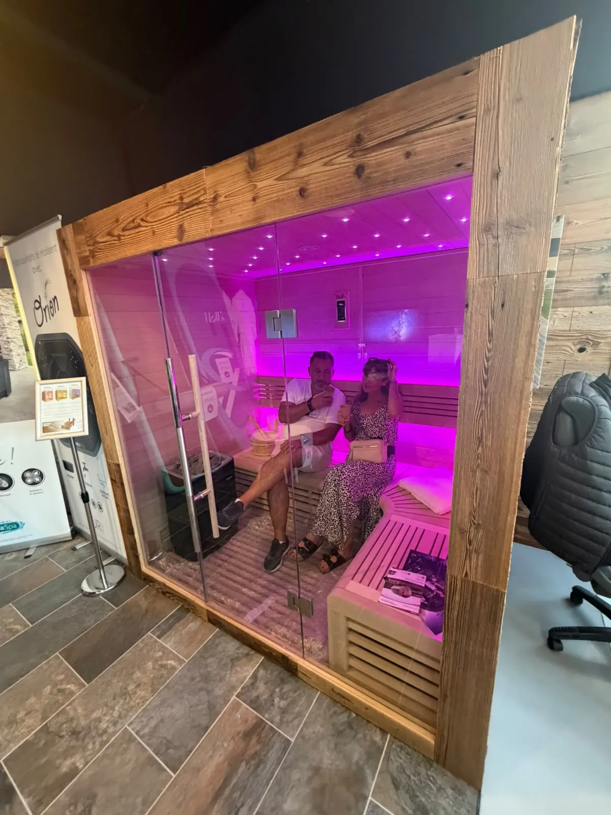 Sauna en exposition avec éclairage violet