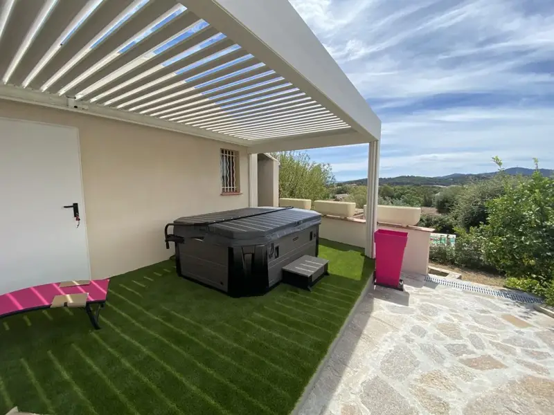 Spa extérieur sous pergola