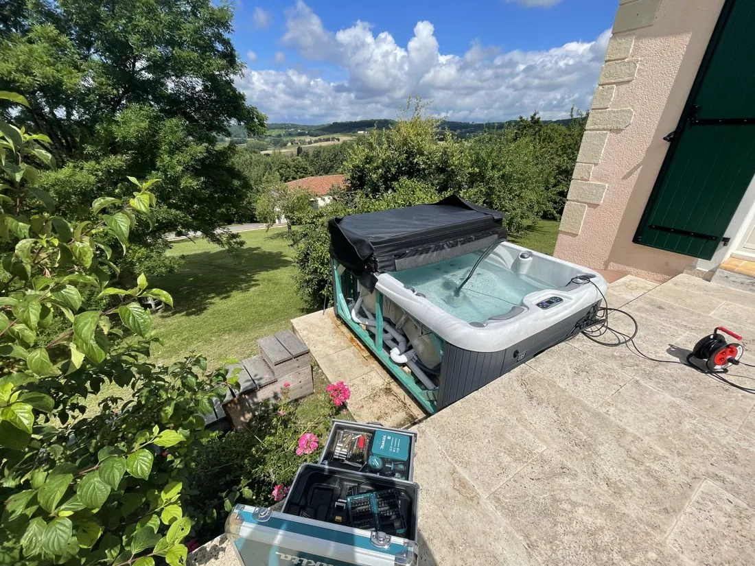 Spa extérieur installé avec vue dégagée