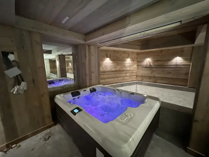 Spa d'intérieur avec éclairage d'ambiance