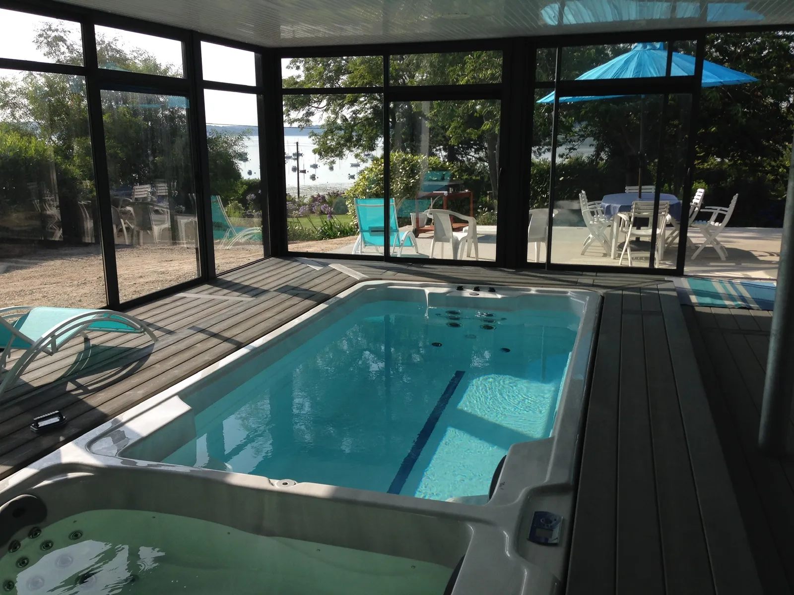 Spa et piscine sous véranda avec vue sur le lac