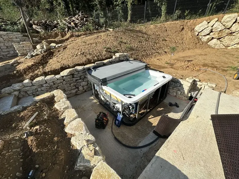 Spa installé en terrain escarpé