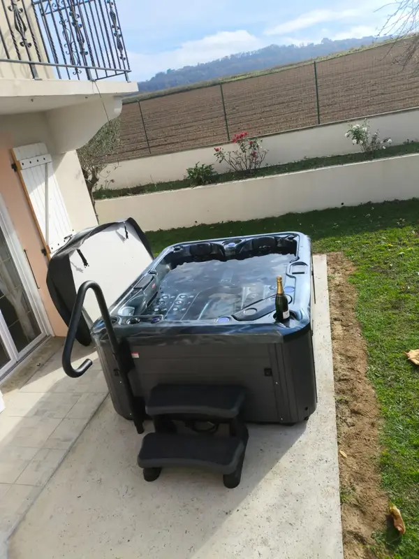 Spa extérieur installé sur terrasse avec vue dégagée